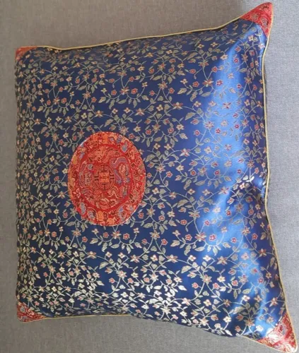 Almofada (capa+enchimento) chinesa, com motivos florais, azul, vermelha e dourado.