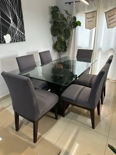 Mesa de vidro bisotê com 6 cadeiras e pés de madeira modernos