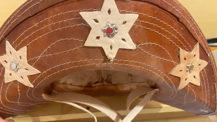 Chapéu de couro nordestino com estrelas