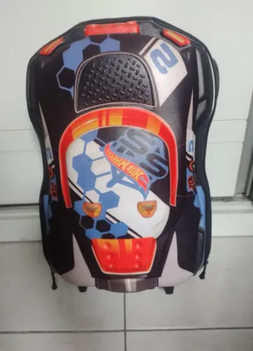 Mochila Hot Wheels por R$220 em ótimo estado de conservação. Retirada em Realengo