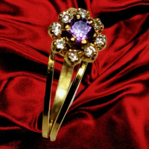 Anel de Formatura Com Ametista Lilás e Diamantes Translúcidos