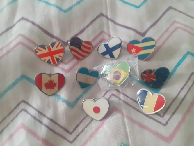 10 Pins de bandeiras do mundo em formato de coração