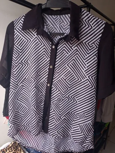Camisa feminina estampada em preto e branco