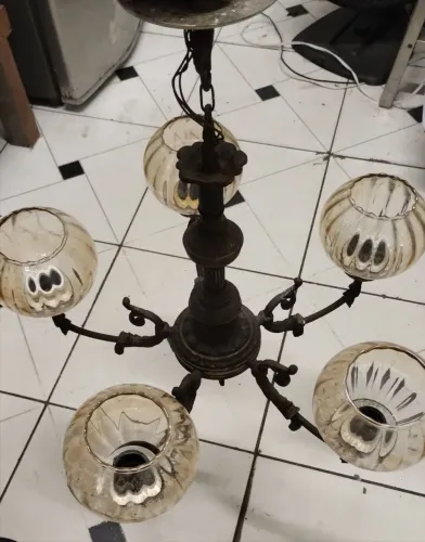 Lustre antigo com 5 cúpulas de cristal.