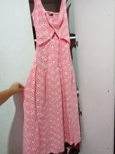 Vestido longo rosa com detalhes em flor