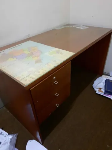 Escrivaninha de madeira com 3 gavetas