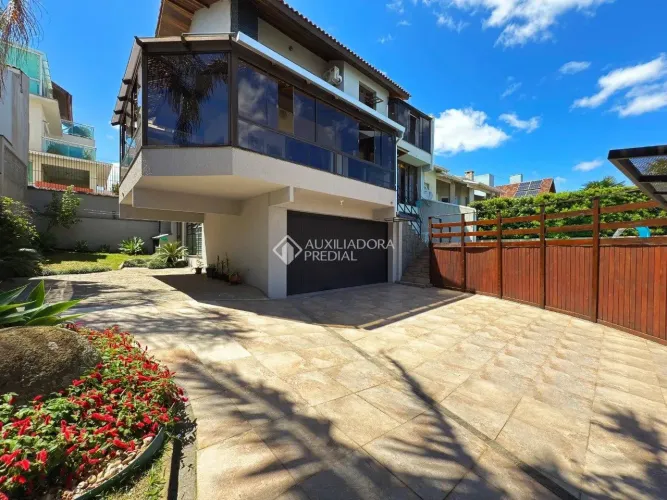 CASA ESTILO AMERICANO EM CONDOMINIO FECHADO