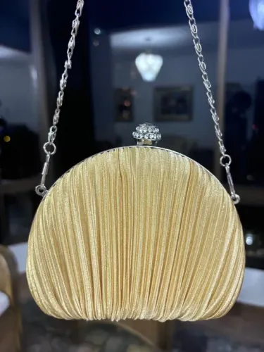 Bolsa de mão creme elegante.  Usada uma única vez. 