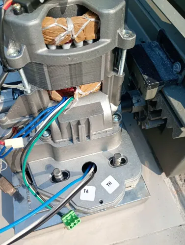 Motor e Controles Remotos para Portão Eletrônico