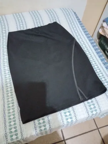 Saia lápis preta
