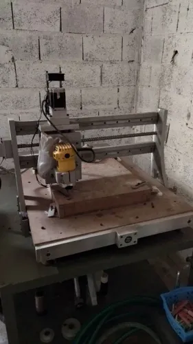 Fresadora CNC para produção industrial. Analiso trocas.