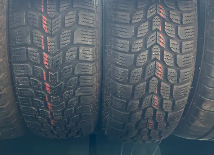 Par de pneus 14 Kwid 165/70 R14 semi novos ( 165/70/14 )