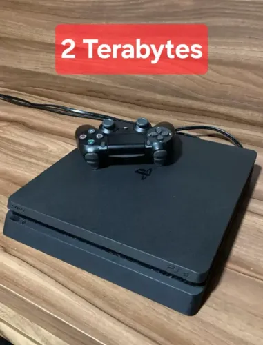 PS4 Slim com 2TB de armazenamento.