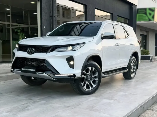 Toyota Hilux SW4 SRX Plat. 4X4 2.8 TB Die. Aut. 2024