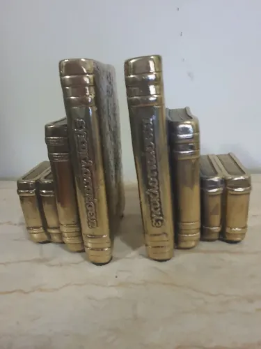 APARADOR DE LIVROS DOURADO