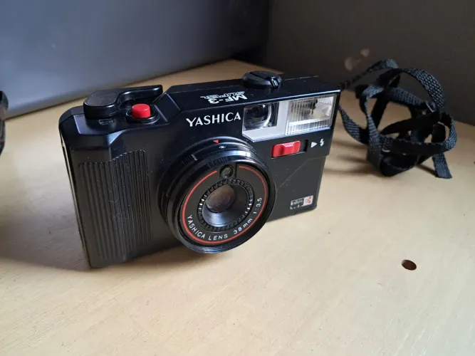 Câmera Yashica MF3