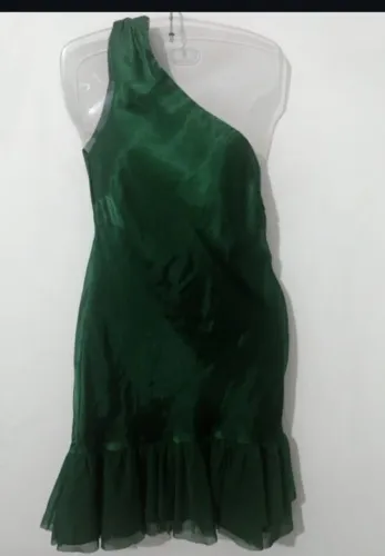 Vestido de Um Ombro só da Marca Forever 21.