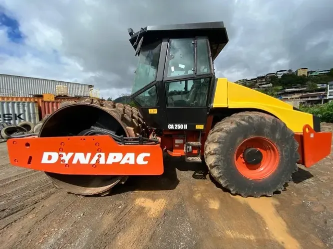 Rolo Compactador Dynapac CA 250D - Ano 2011