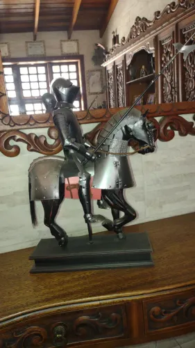 Escultura cavaleiro medieval de armadura com cavalo 
