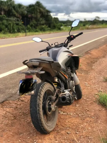 Troco por moto entre 10 e 12 mil 