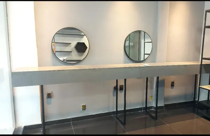Mesa de Bancada em Pedra Cinza com Pernas Modelo Industrial