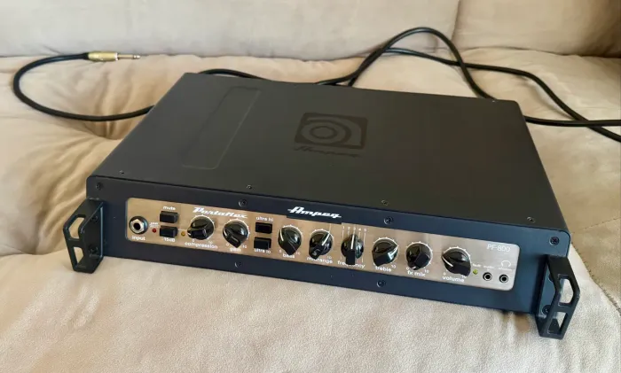 Ampeg Cabeçote Amplificador para Contrabaixo com 800 watts - PF800 + Case