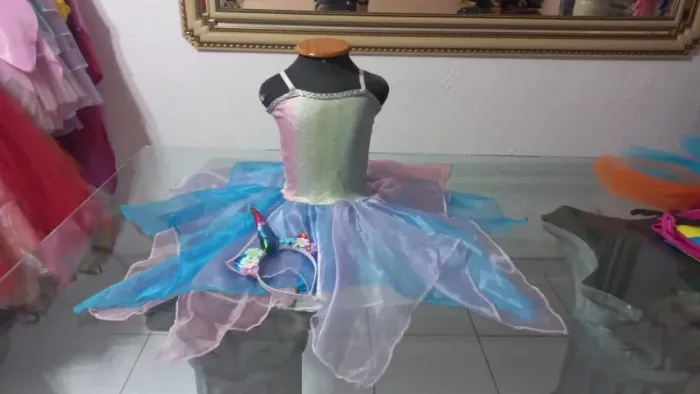 FANTASIA INFANTIL DE UNICORNIO, COR; COLORIDA, SAIA TULE + ACESSORIO DE CABEÇA. TAM (M)