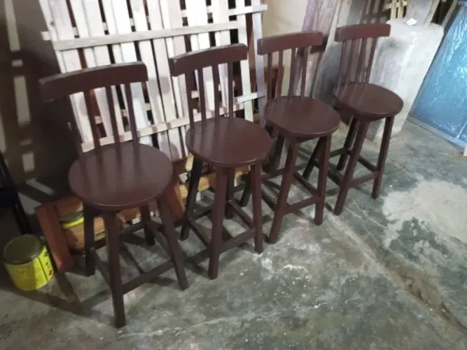 Banqueta de madeira maciça