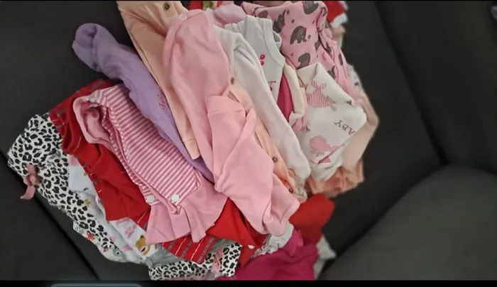 Roupinhas de bebê tem roupas que nunca forma usadas