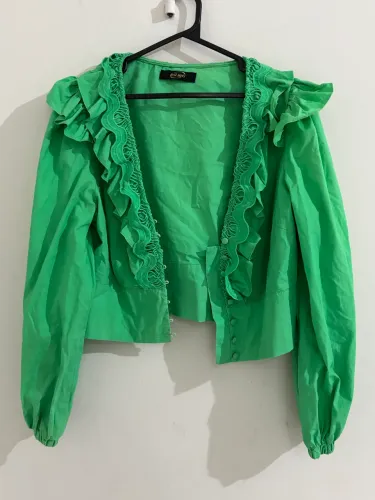 blusa de botões com detalhamento verde
