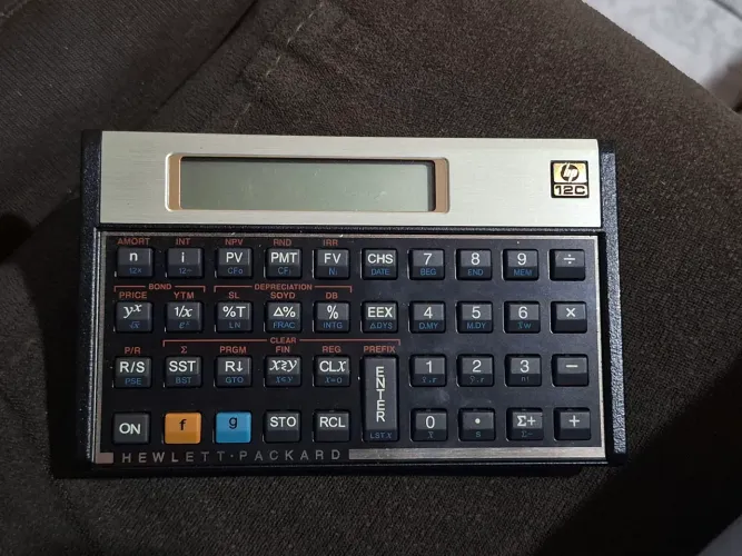 Calculadora científica HP, usada apenas uma única vez.
