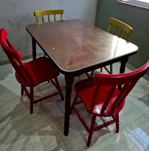 Mesa de madeira com 4 lugares
