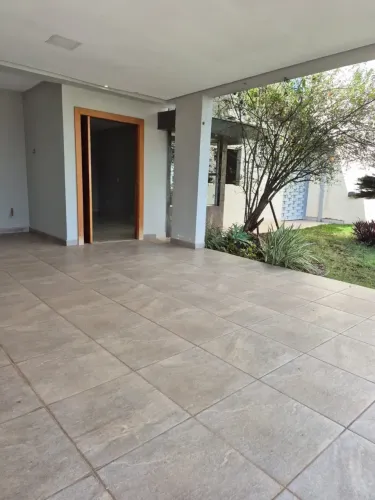 Oportunidade no Centro Político. Casa disponível para venda ou locação.