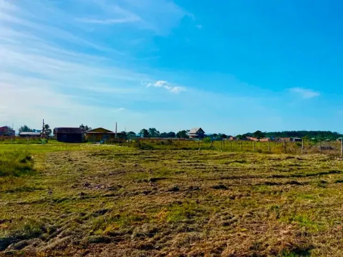 TERRENO 300m² COM ÁGUA