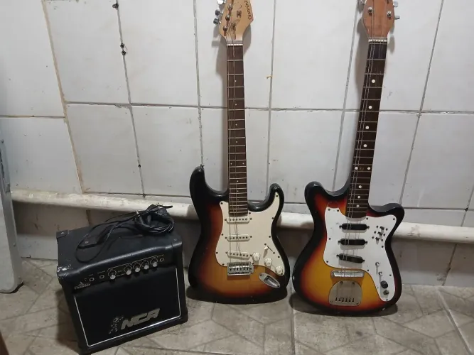 Kit guitarras com caixa de som e cabo de conexão