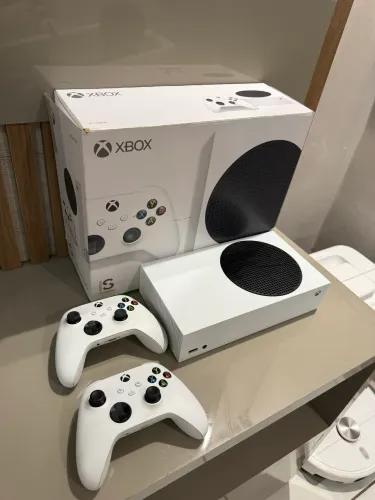 Xbox Series S + 2 controles com 3 meses de garantia - Em até 18x