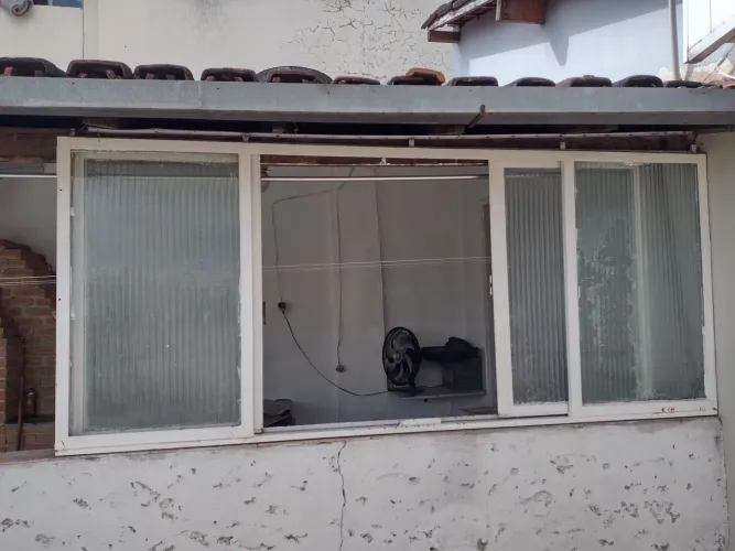Vendo 2 janelas ferro 1 correr 2,0mts x 0,9mt 1 basculante 0,9 x 0,9mt