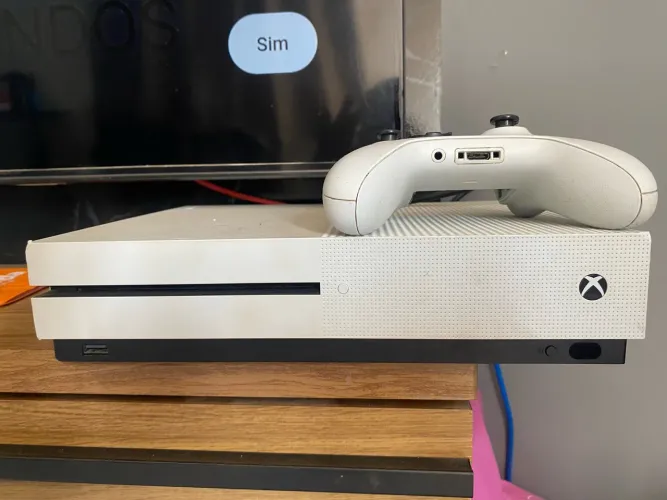 Xbox One S - 1TB + 1 controle novo