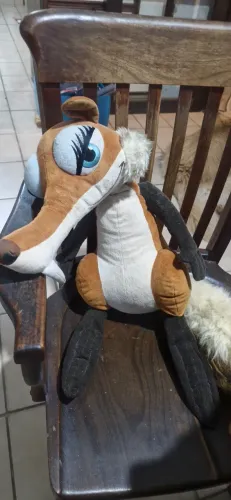 Pelúcia da personagem Scratte (ou Scratita) do filme A Era do Gelo 3