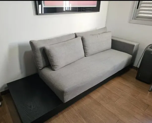 Sofá 3 lugares com mesa lateral