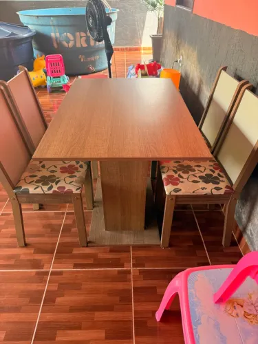 Messa com 4 cadeiras 