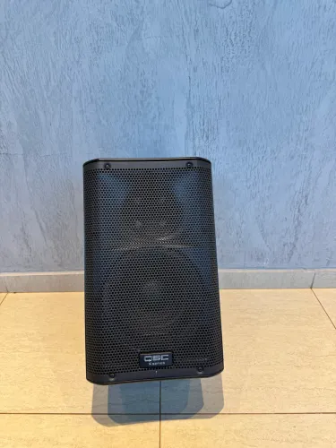 Caixa Ativa Profissional QSC K8 - 1000W RMS (Excelente Estado)
