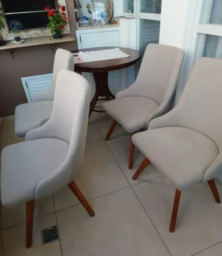 4 cadeiras semi novas 