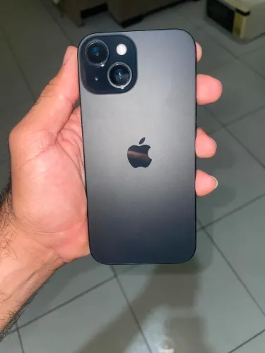 iPhone 15 com apenas 3 meses de uso 