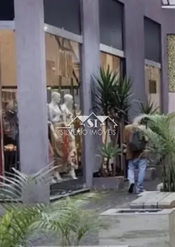 Loja- Petrópolis, Centro