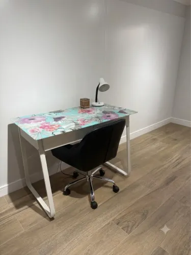 Mesa tampo de vidro com duas gavetas