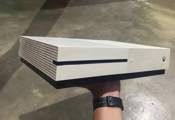 XBOX ONE S   Usado (somente o console com os cabos) 