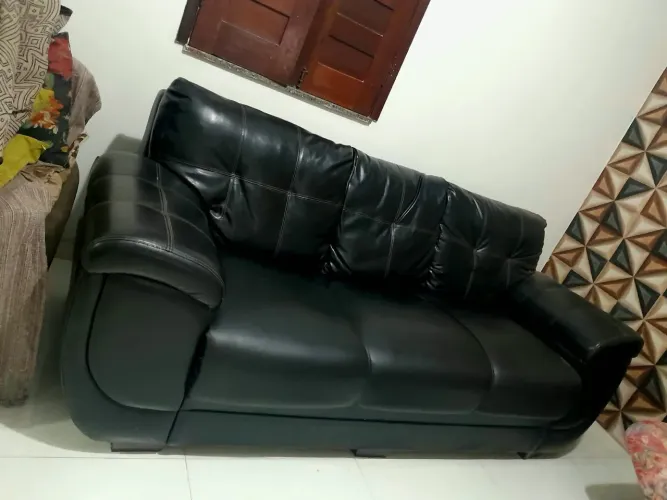 SOFÁ DE COURO SOFISTICADO