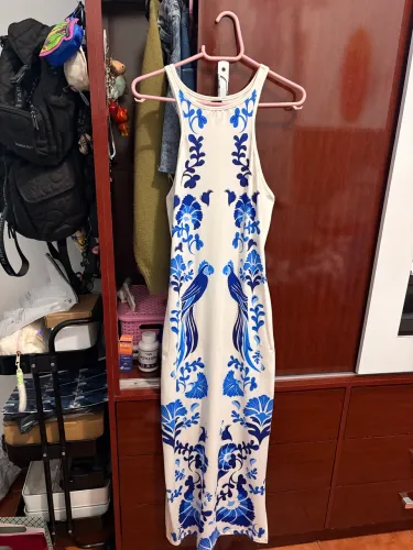 Vestido branco com azul colado