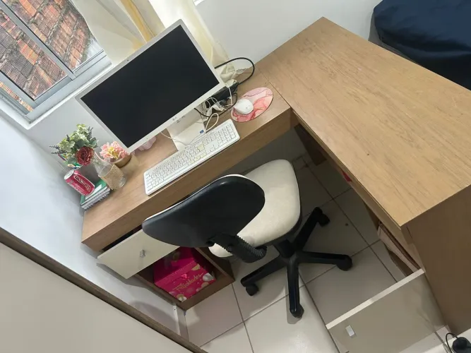 Mesa e cadeira